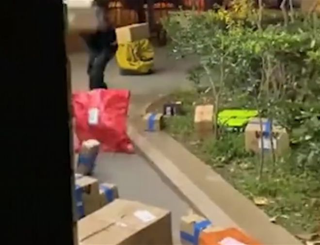 快遞員暴摔快件!只因雙十一快遞柜少投遞困難